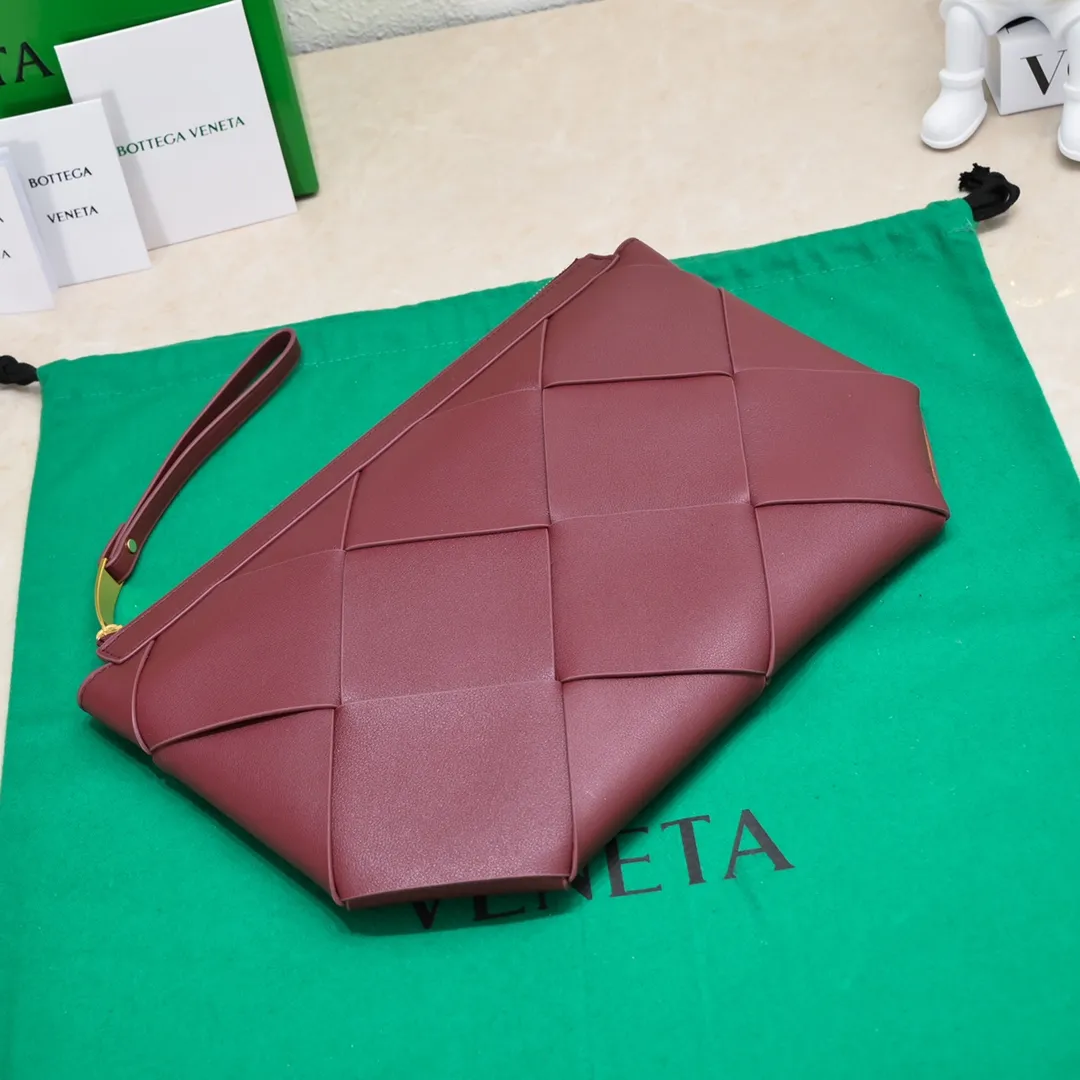 B's new lightweight shape-changing design handbag, suitable for both men and women, suitable for daily use, from small woven to large woven, simple and easy to wear, the leather has the best feel, a worth buying item, size 35*19*1cm [6689#]
